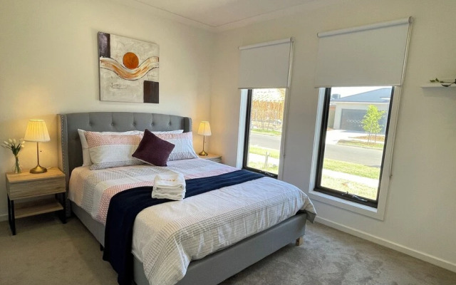 Relax 5 BRM Rental house near Melton