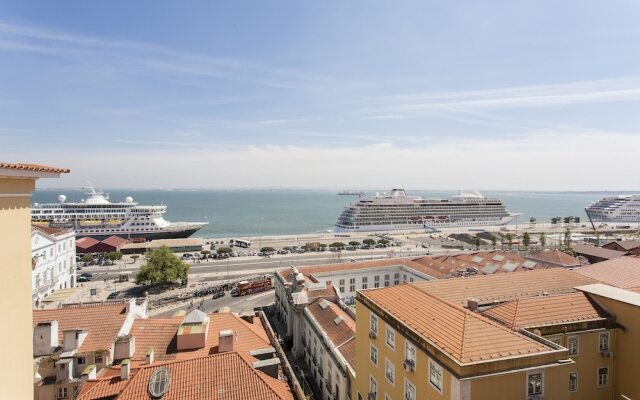 ALTIDO Bright 2BR Apt w/River Views &balcony in Alfama, moments from Santa Apolonia train station