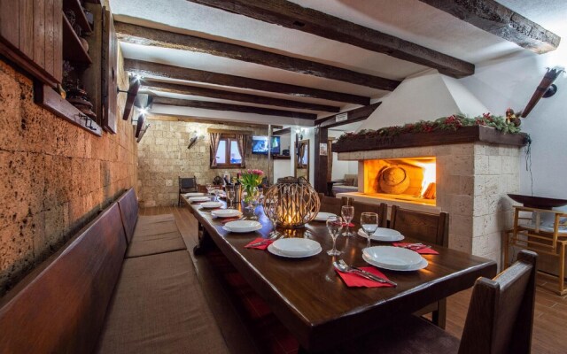 Beautiful Home in Makarska With Wifi and 7 Bedrooms