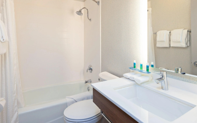 Holiday Inn Express Hotel & Suites San Diego-Escondido, an IHG Hotel