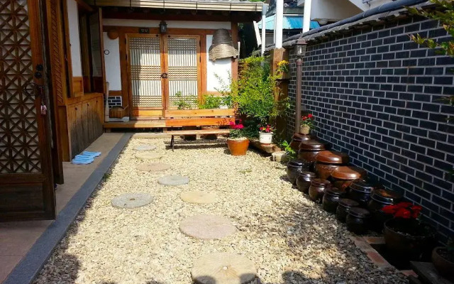 Jeonju Hanok Maeul Hongran Mideok Hanok