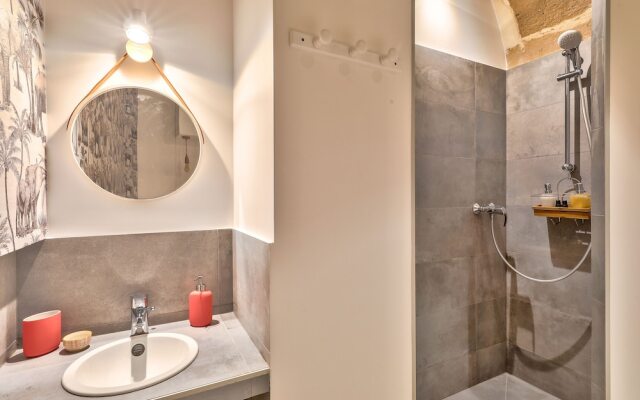 New Stunning 4 Bdrs Apt, With AC – Le Marais