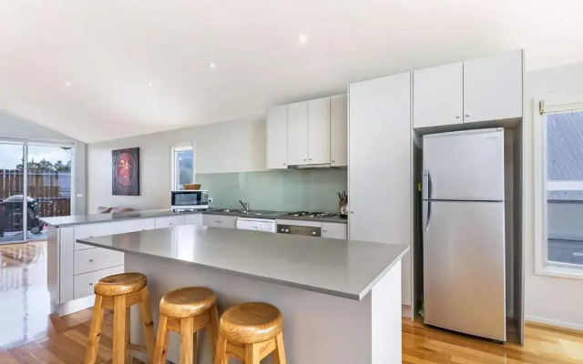 Shemara - Idyllic East Beach property with multiple living areas