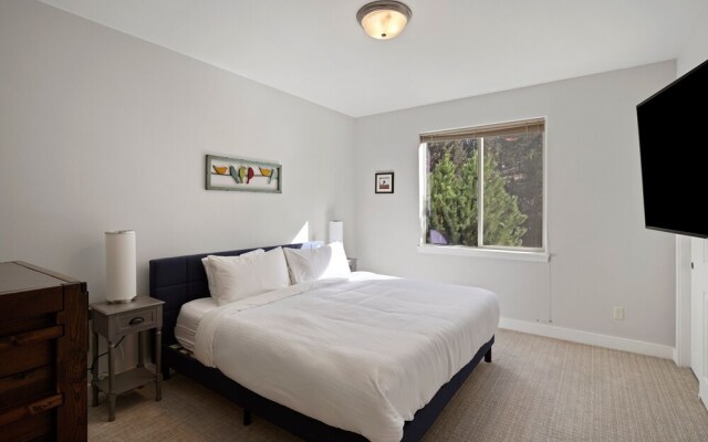 Flagline Trail 5 Bedroom Home by RedAwning