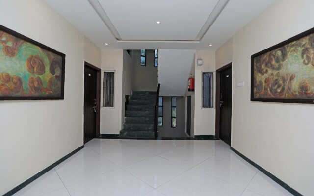 OYO 1216 Hotel New White House