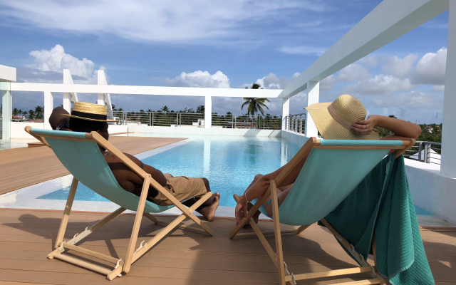 Ducassi Suites Rooftop Pool Beach Club & Spa