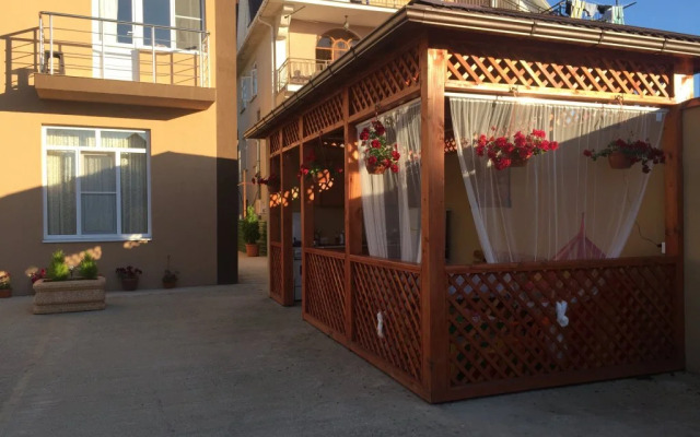 Leo Guest House