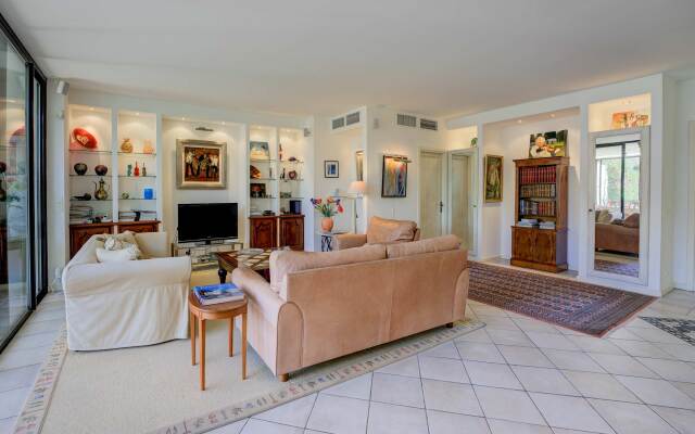 Semiramis at Villa Laurie Mougins