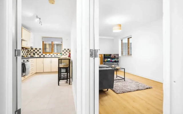 Cosy 2 bed Apt With Free Parking by Oldbury