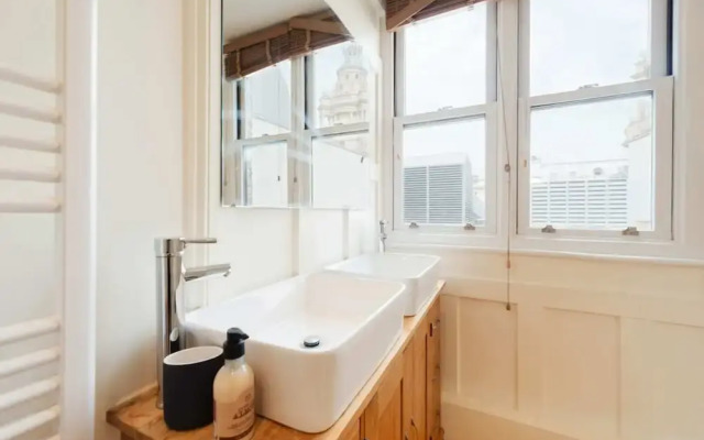 Bright and Airy 3 Bedroom Near Trafalgar Square