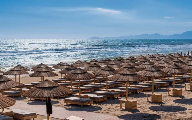 Cumeja - Beach Club & Hotel