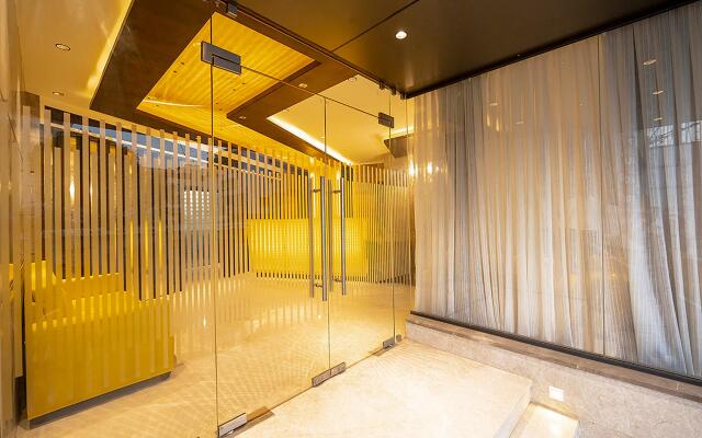 Fabhotel The Leela Park