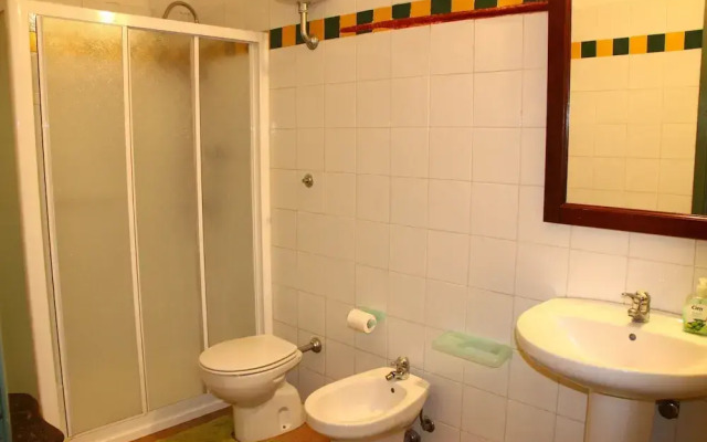 Apartment in Guasticce With Shared Pool