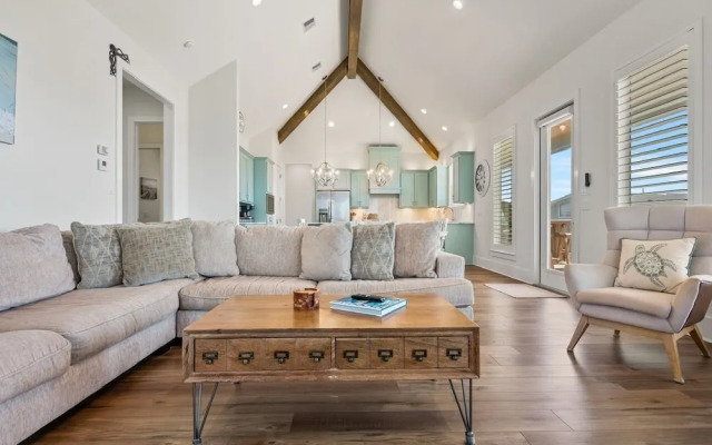 Tidewater 4 Bedroom Home by RedAwning