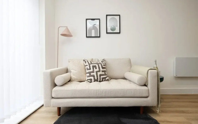 Chic 2 Bed Flat Near Central Cardiff