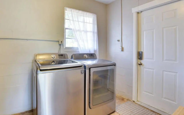3 Mi to Riverwalk: Pet-friendly Home w/ Yard!