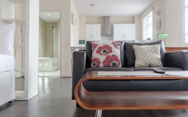 Bright Spacious Studio in Fantastic Location