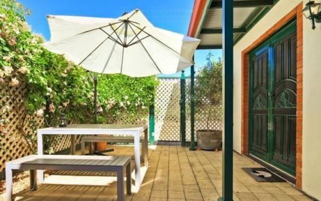 Wine And Roses Bed And Breakfast