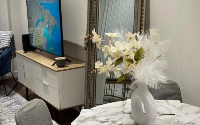 Stylish 2-bed Apt-private Parking-10mins to Centre