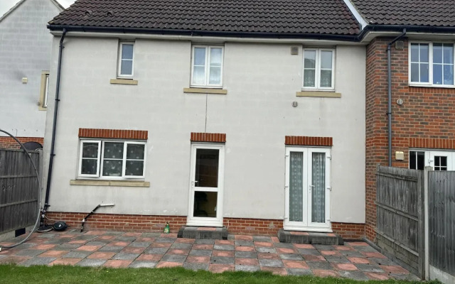 Impeccable 4-bed House in London