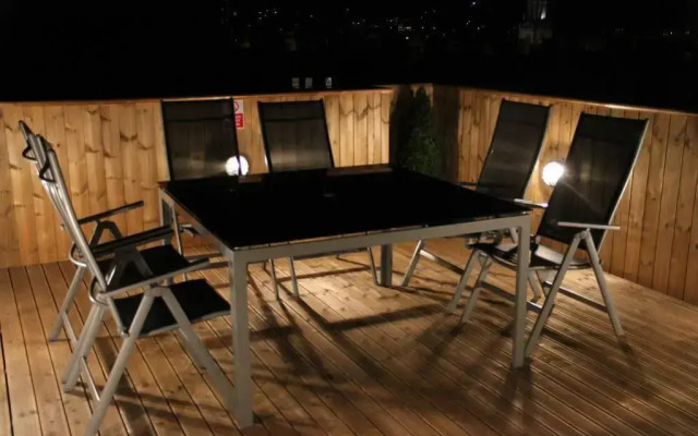 Bath Roof Terrace Apartment, City Centre, Sleeps 8