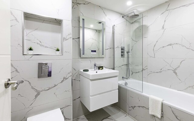 Spacious and Beautiful Apartment In Hanwell
