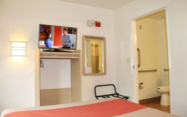 Motel 6 Enfield, CT - Hartford