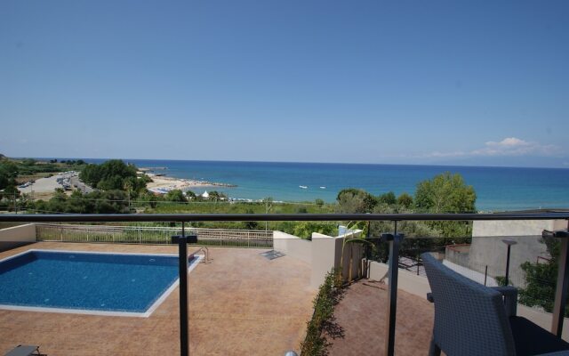 Apartment In Residence With Pool