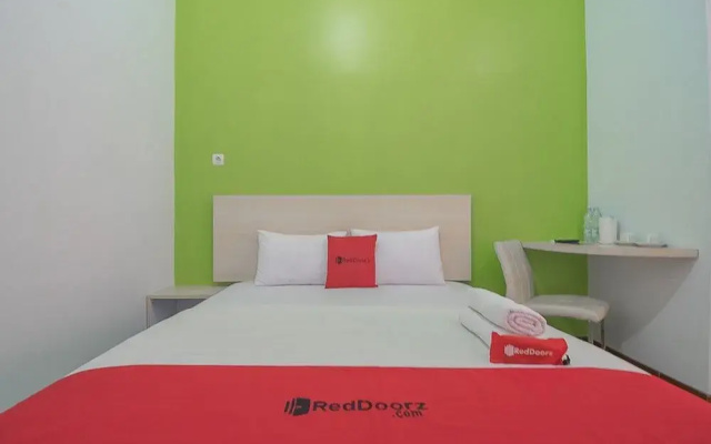RedDoorz Plus near Alun Alun Kuningan