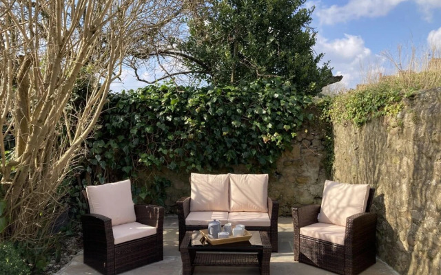 Host Stay Green Willow