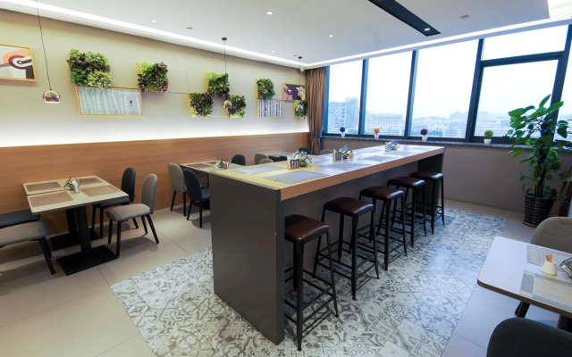 Homeinn Selected Hotel (Zhongshan Lihe Plaza Tiyu Road)