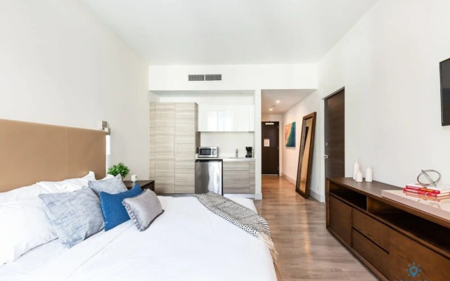 Hollywood Bliss Studio Balcony Beach View