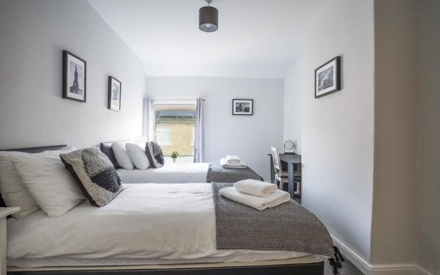 Chestnut House - Sleeps 4 - Pet Friendly - Parking