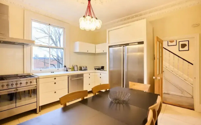 The Peckham Hideaway - Bright 3bdr Flat
