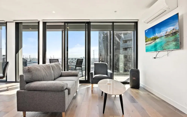 Bright 2-bed Retreat With Pool, Gym & Sauna Access