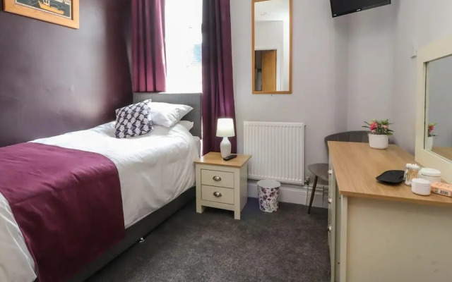 7-bed Beachside Retreat - Sleeps 14 & Pet Friendly