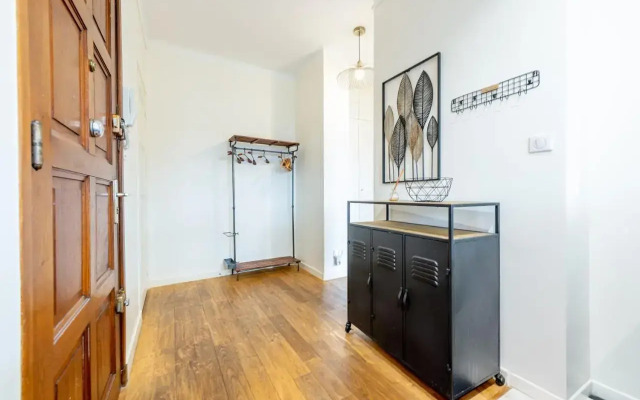Pretty 2 rooms in the city center