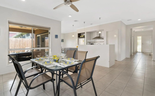 Modern Beachside 5 Bedrooms