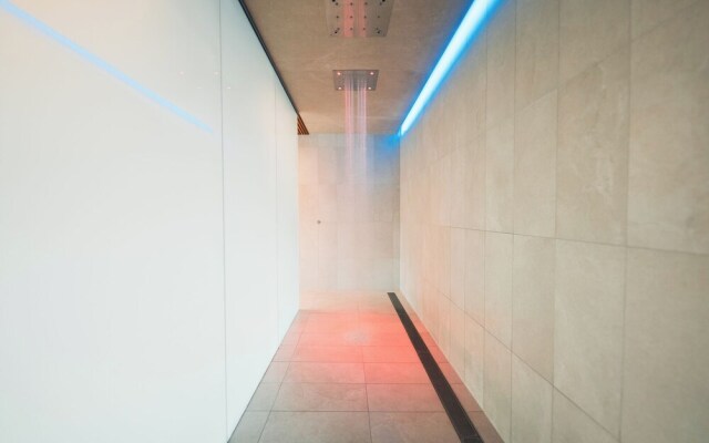 Stylish Luxurious Apt w Pool & Gym ID214