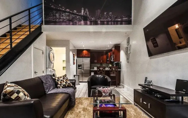 Newly Renovated Carriage House