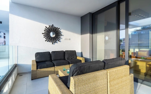 Beachcomber 2-BR Apartment in Larnaca