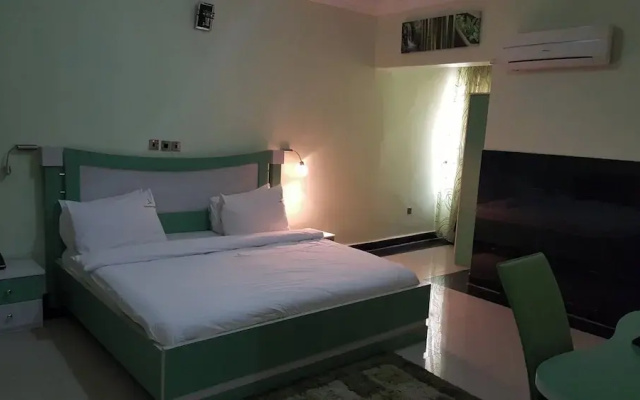 Top-Notch Suites and Apartment