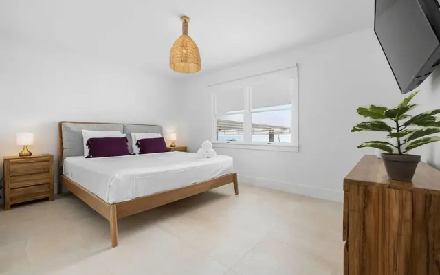 Beachfront Villa w Pool Sleeps 16 Dining Tub