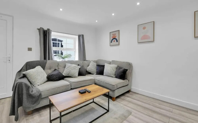 Newly Refurbished 2 Bed Hse Town Centre