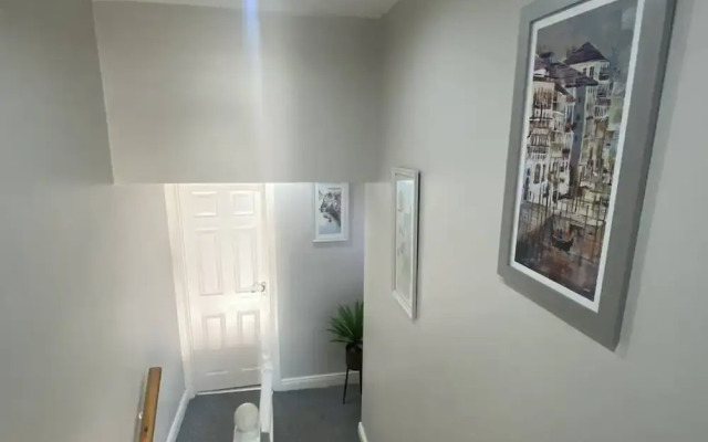 2BR Cozy Duplex in Belfast