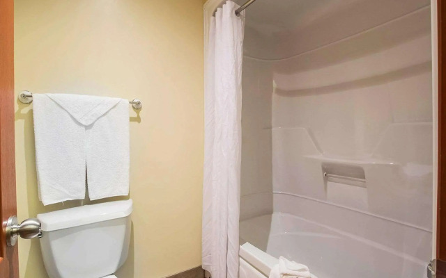 Econo Lodge Inn & Suites