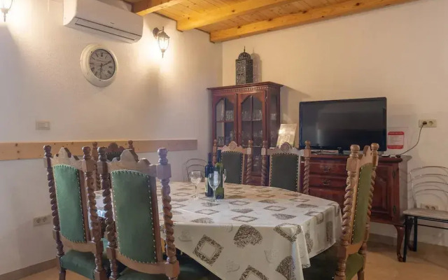 Sunny Escape Holiday Home Dicmo With Pool and Gym