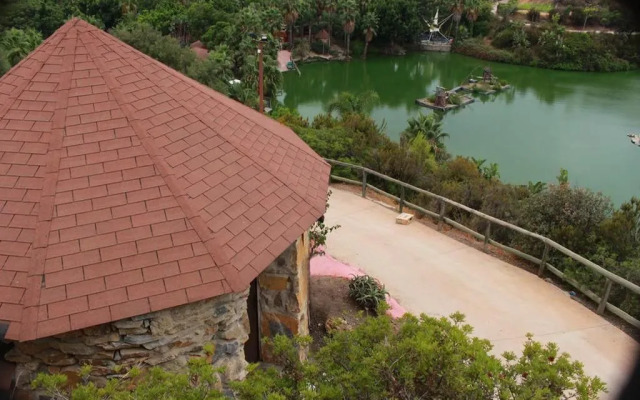 Hotel Selwo Lodge - Animal Park Tickets Included