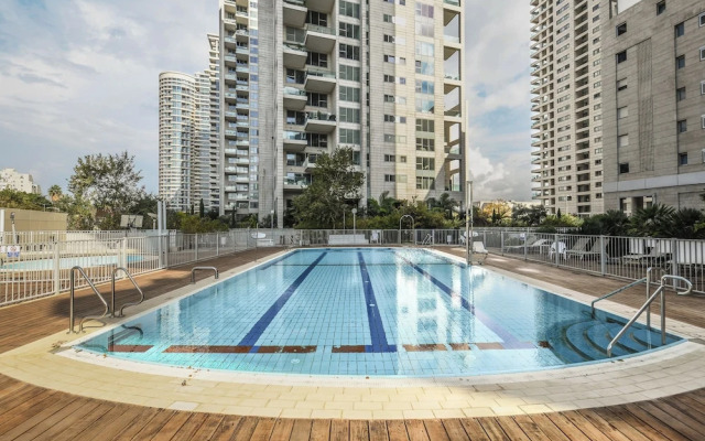 High end 2 BR w panoramic City view