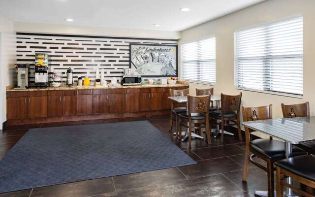 Super 8 by Wyndham Lindenhurst